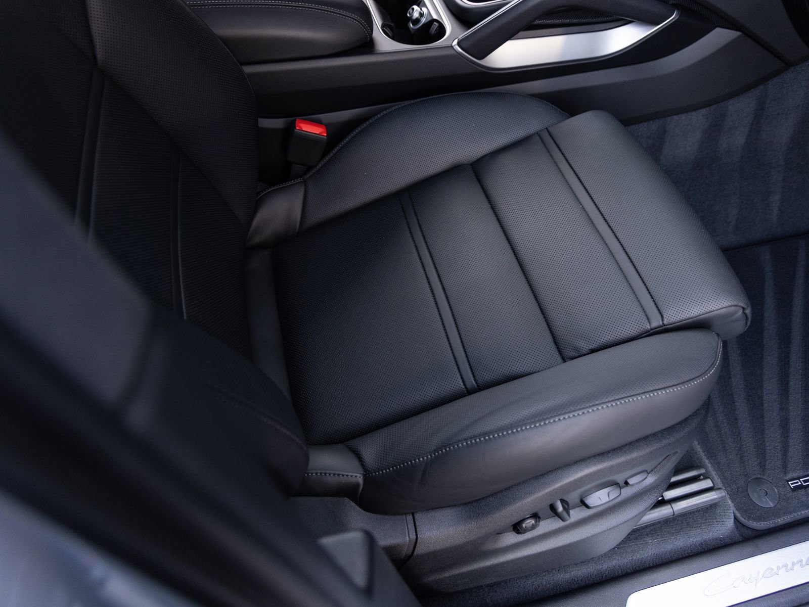 Certified 2025 Porsche Cayenne image 33