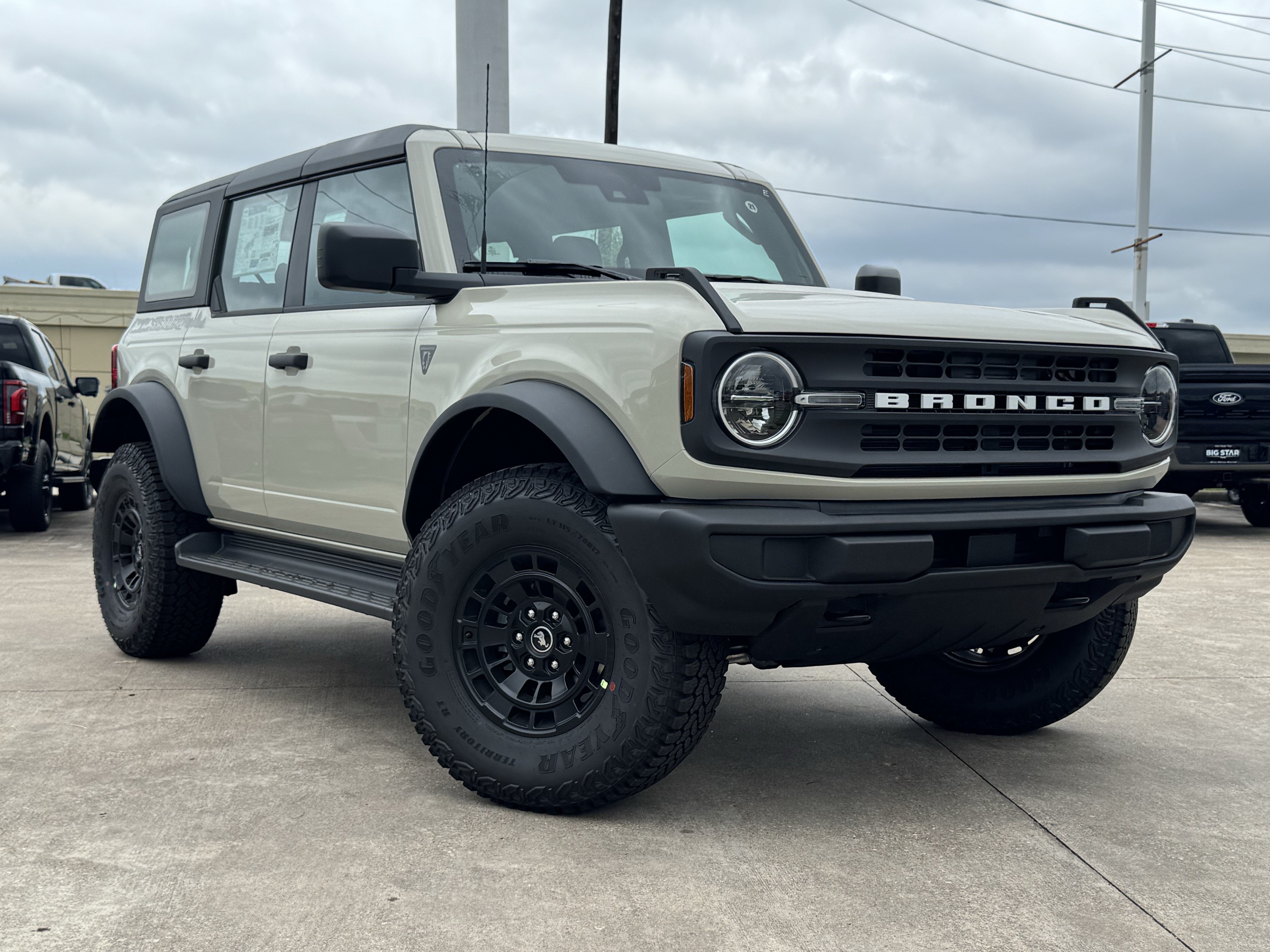 New 2026 Ford Bronco 4-Door w/ Sasquatch Package AWD/4WD image 2