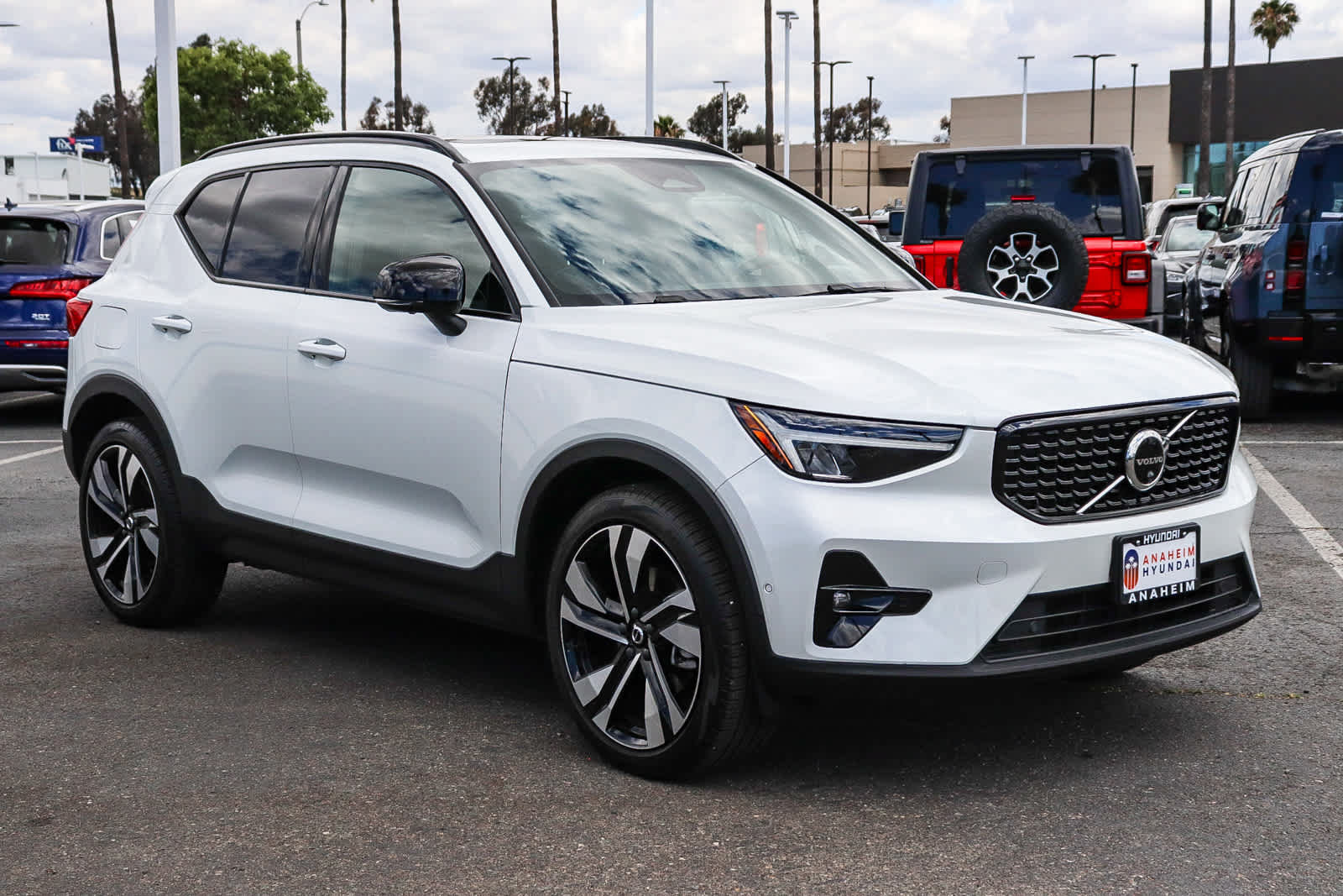 Used 2023 Volvo XC40 B5 Ultimate AWD/4WD image 3