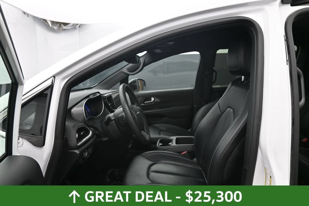 Used 2025 Chrysler Pacifica Select FWD image 19