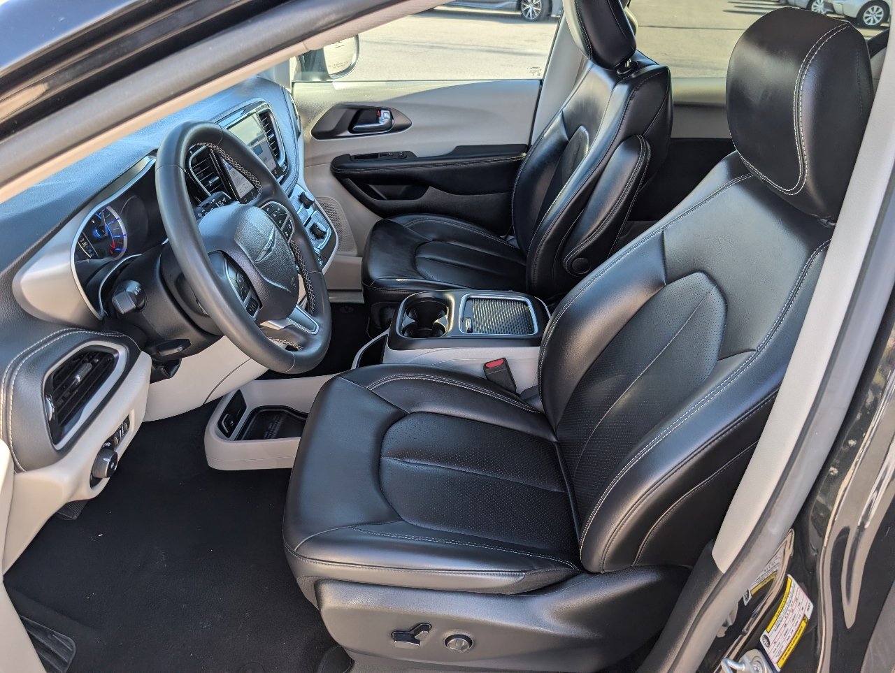 Used 2023 Chrysler Pacifica Touring-L image 2