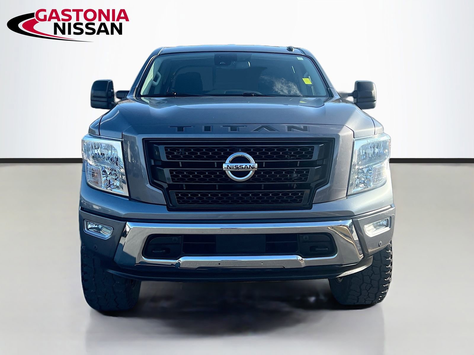 Used 2021 Nissan Titan SV w/ SV Convenience Package image 2