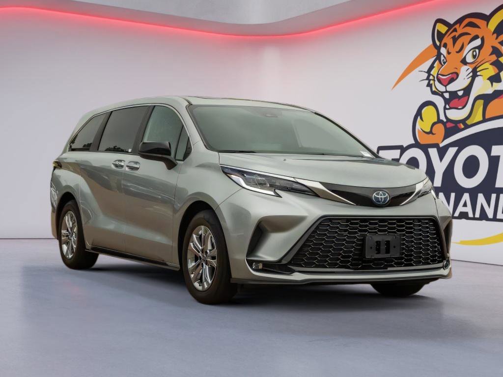 Used 2023 Toyota Sienna XSE AWD/4WD image 3