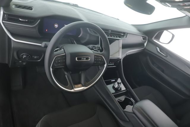 Used 2024 Jeep Grand Cherokee Laredo image 17