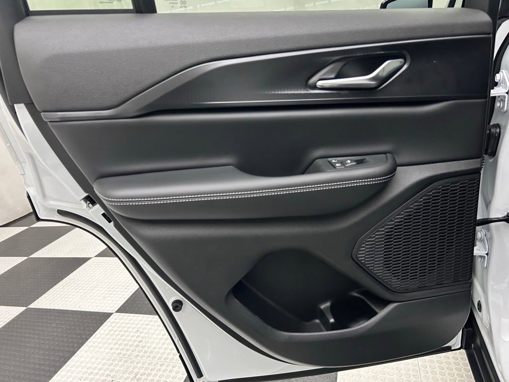 New 2025 Jeep Grand Cherokee Altitude image 13