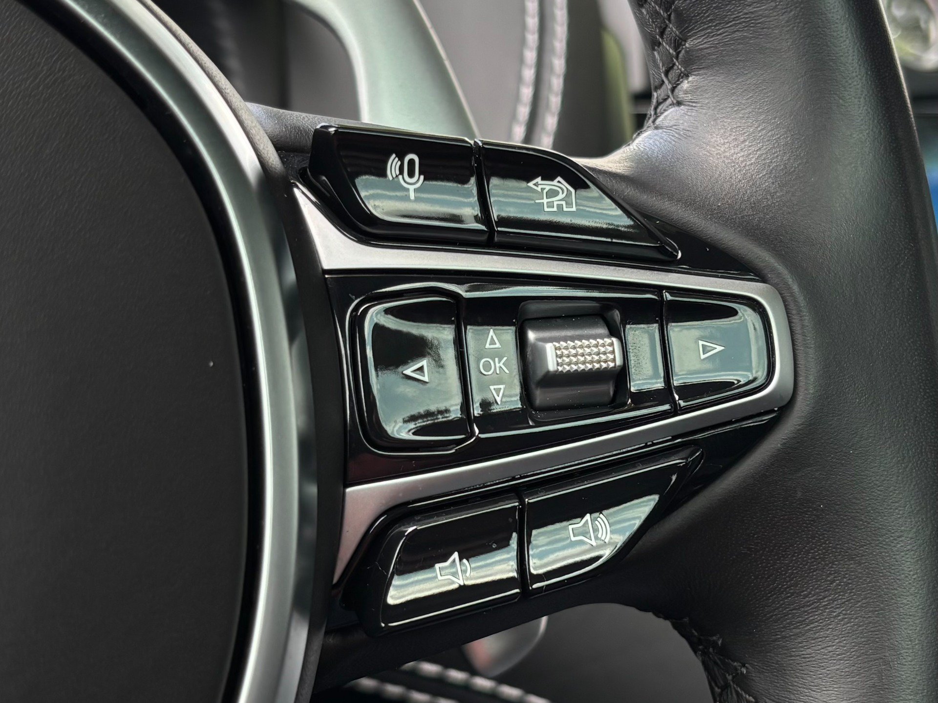 Used 2021 Aston Martin DBX AWD/4WD image 55