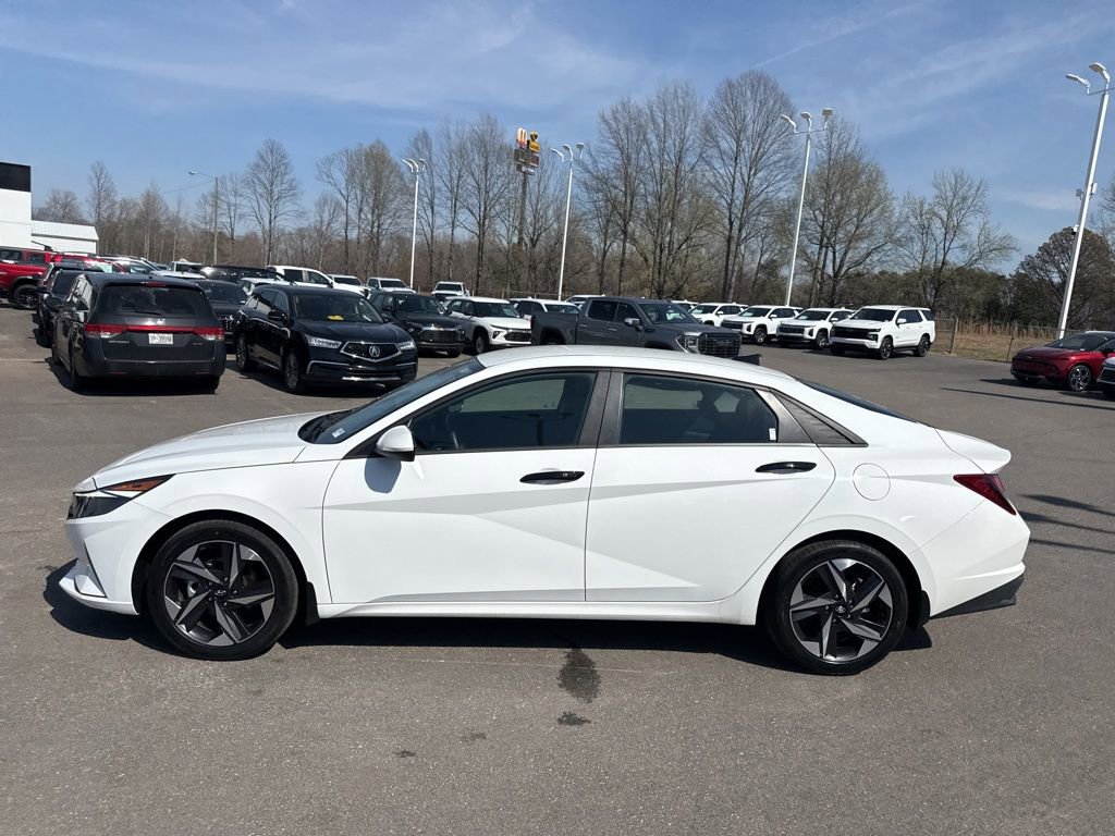 Used 2023 Hyundai Elantra SEL w/ Convenience Package image 2