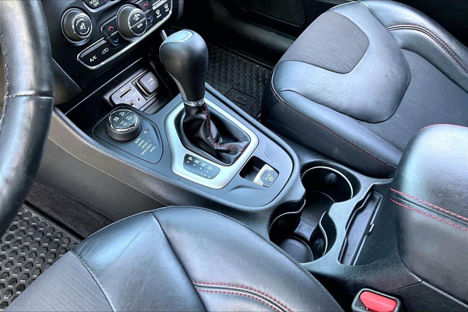 Used 2018 Jeep Cherokee Trailhawk w/ Comfort/Convenience Group AWD/4WD image 17