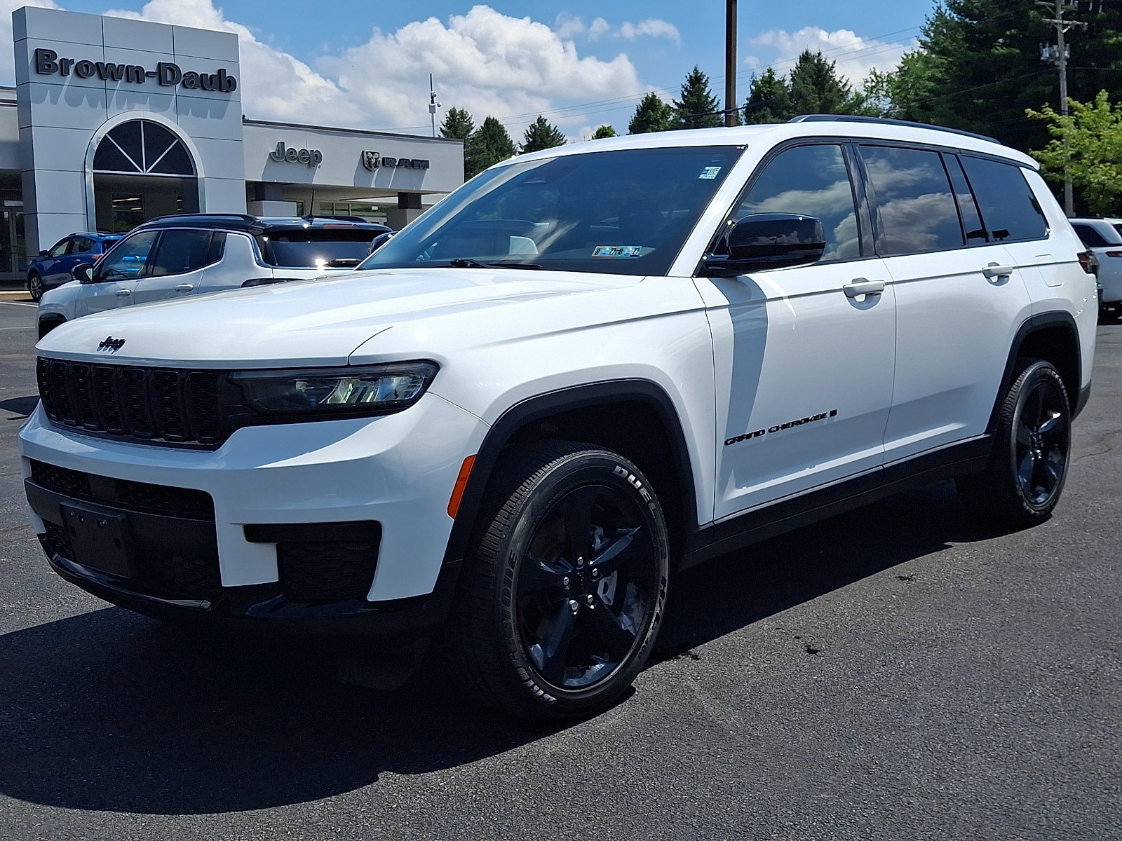 Used 2023 Jeep Grand Cherokee L Laredo AWD/4WD image 1