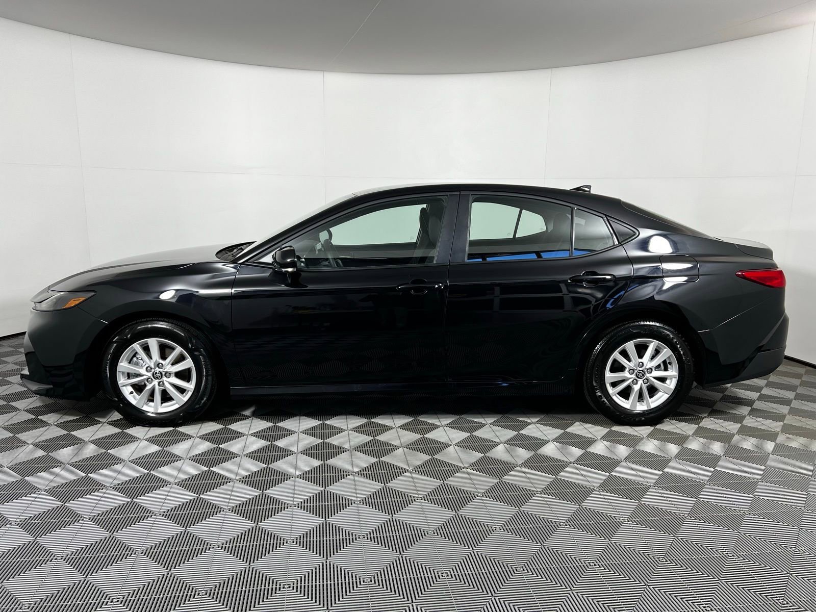 Used 2025 Toyota Camry LE image 8