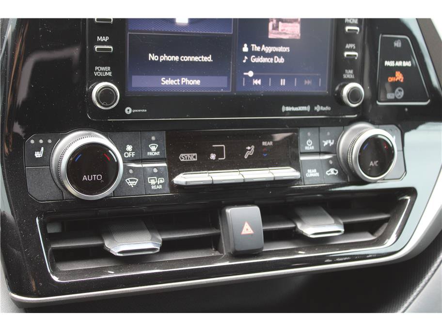 Used 2021 Toyota Highlander XLE AWD/4WD image 25
