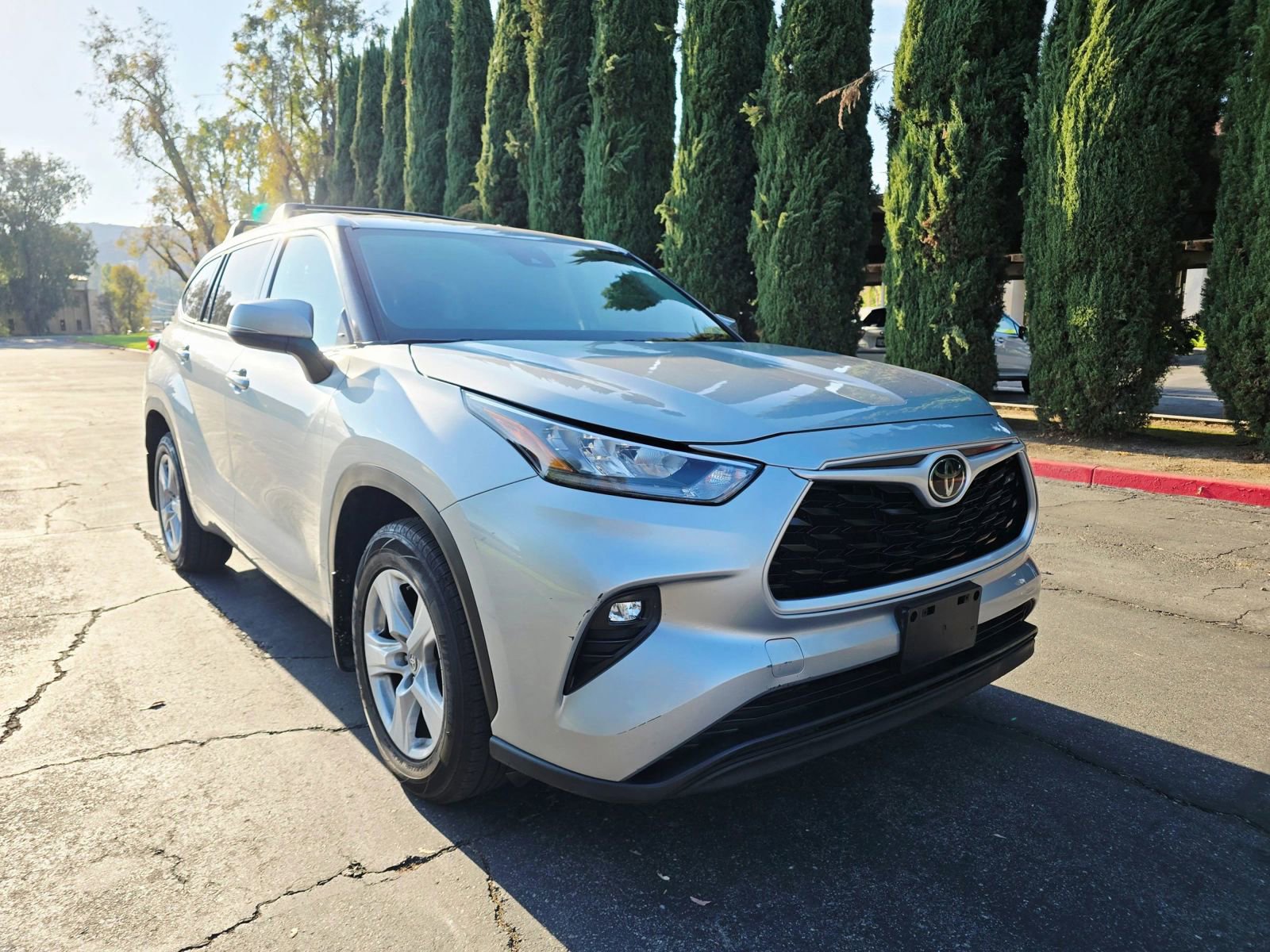 Used 2020 Toyota Highlander LE FWD image 1