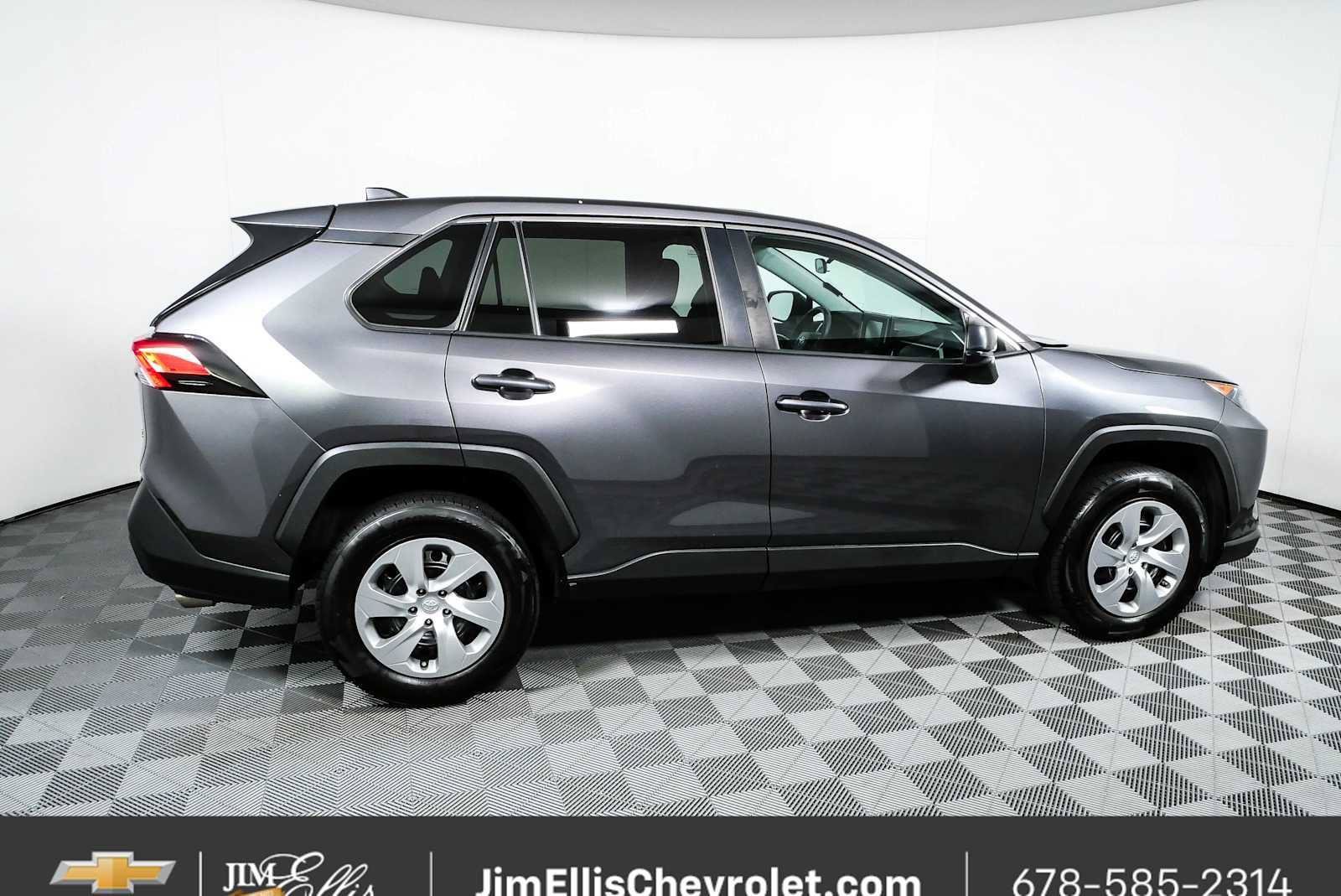 Used 2022 Toyota RAV4 LE FWD image 2
