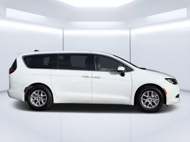 Used 2023 Chrysler Voyager LX FWD image 2
