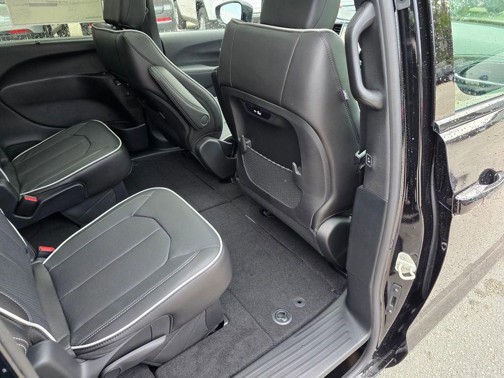 New 2026 Chrysler Pacifica Limited w/ S Appearance Package FWD image 33