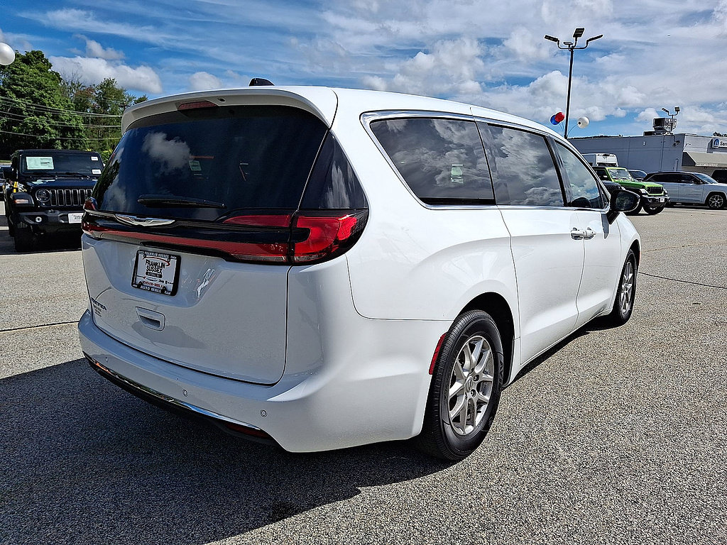 Used 2024 Chrysler Pacifica Touring-L FWD image 54