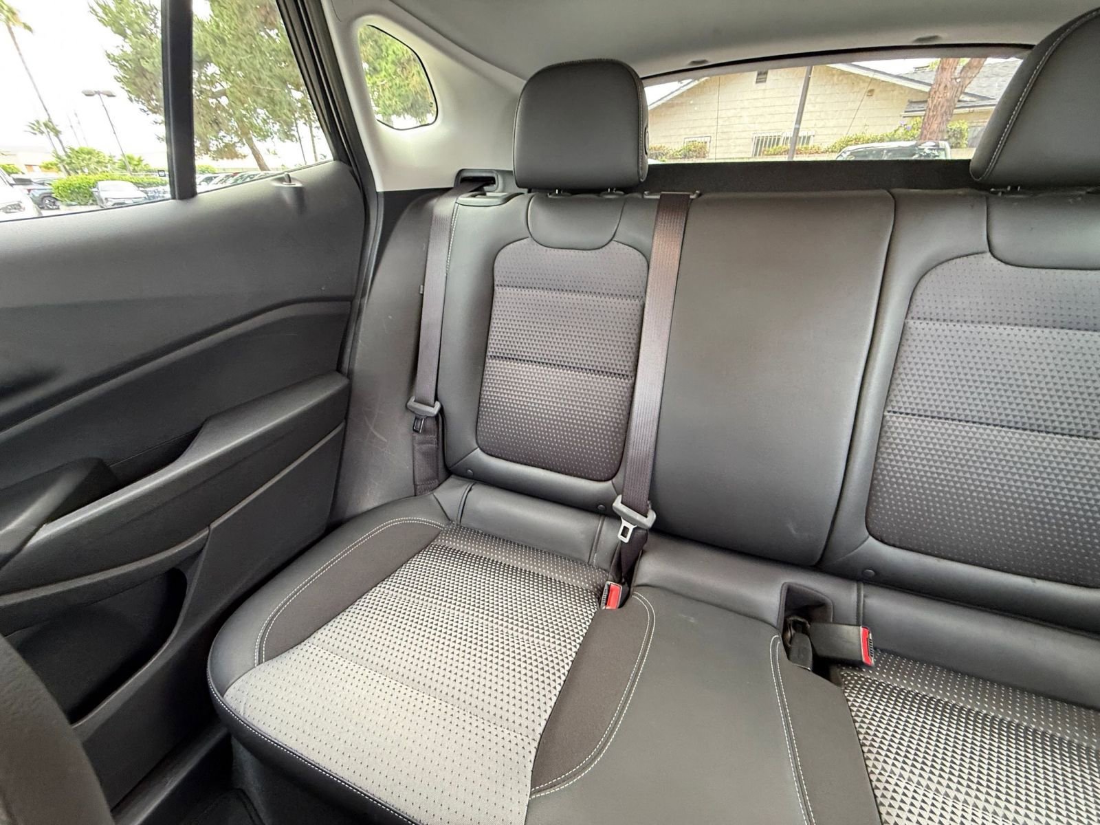 Used 2025 Chevrolet Trax LT FWD image 36
