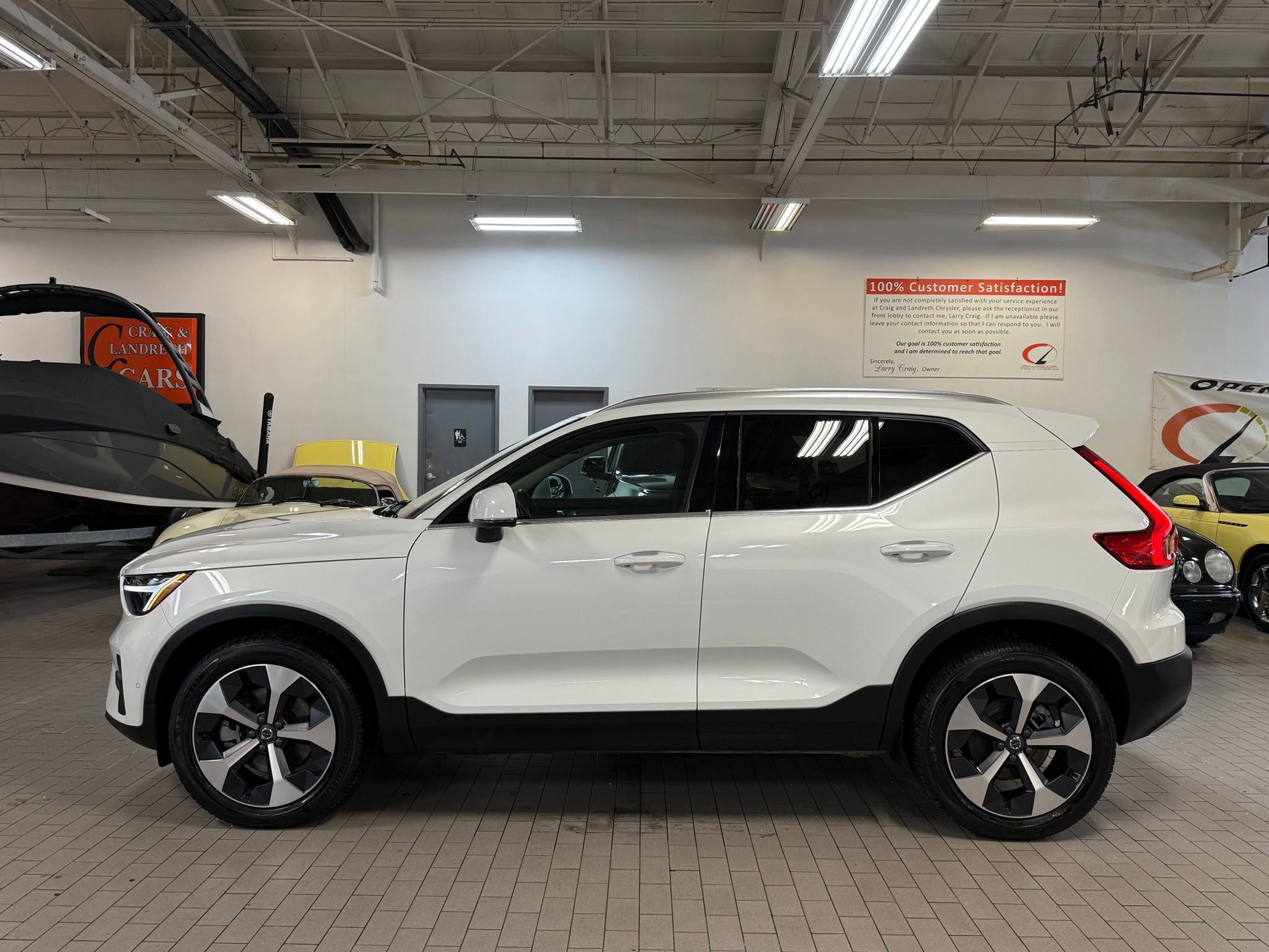 Used 2025 Volvo XC40 B5 Plus image 3