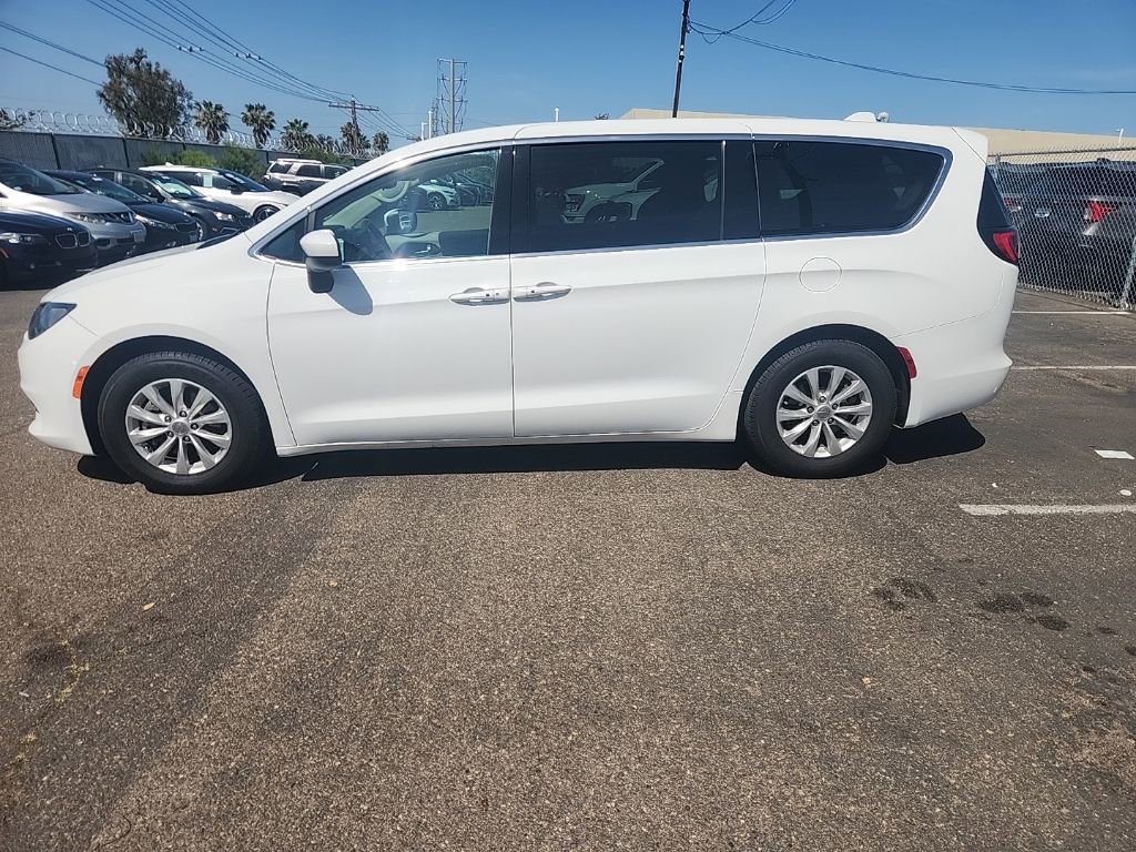 Used 2017 Chrysler Pacifica Touring w/ Tire & Wheel Group image 9