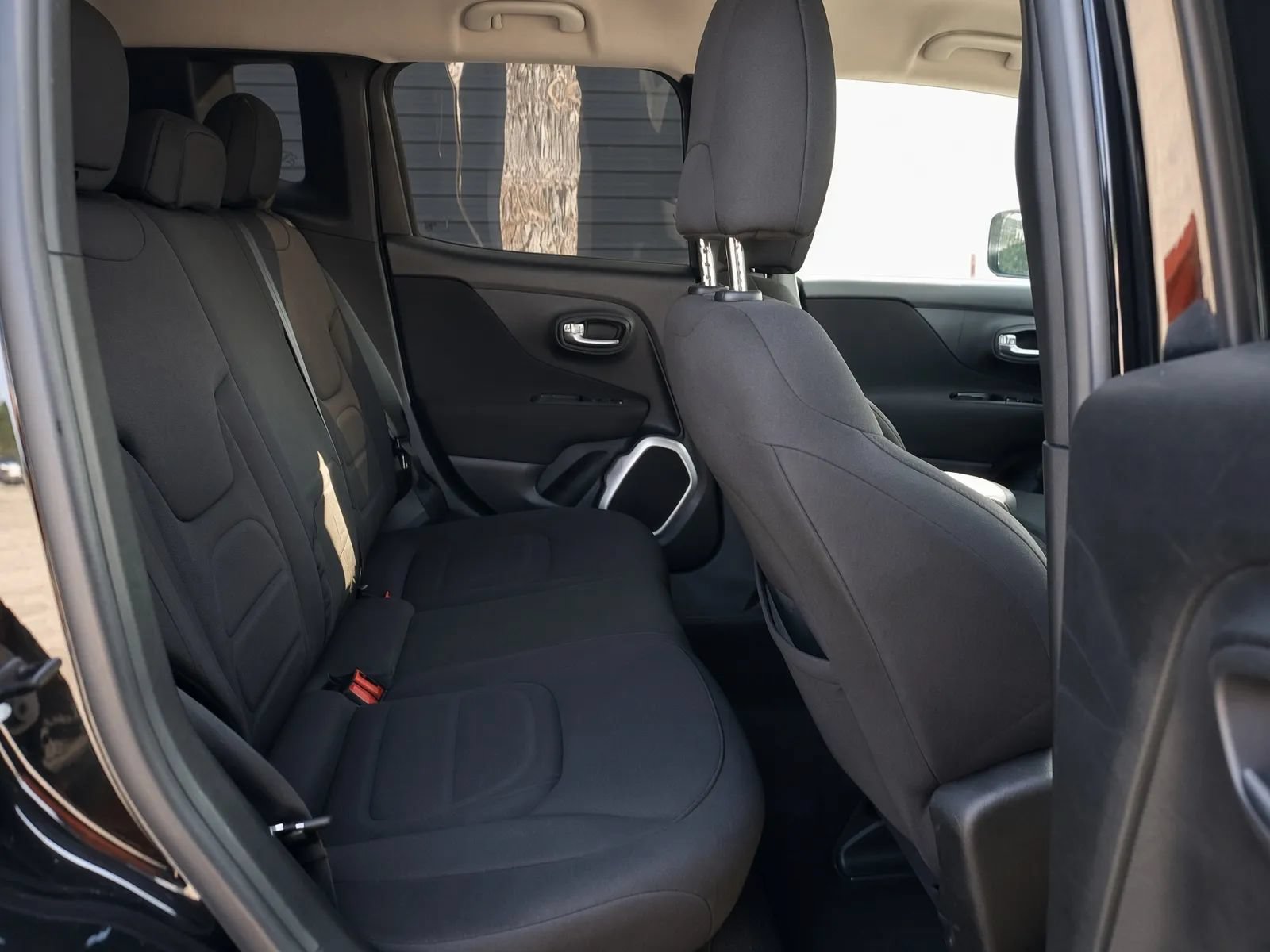 Used 2018 Jeep Renegade Latitude AWD/4WD image 9