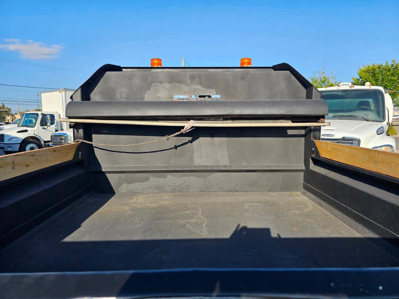 Used 2014 Ford F550 4x4 Regular Cab Super Duty image 4