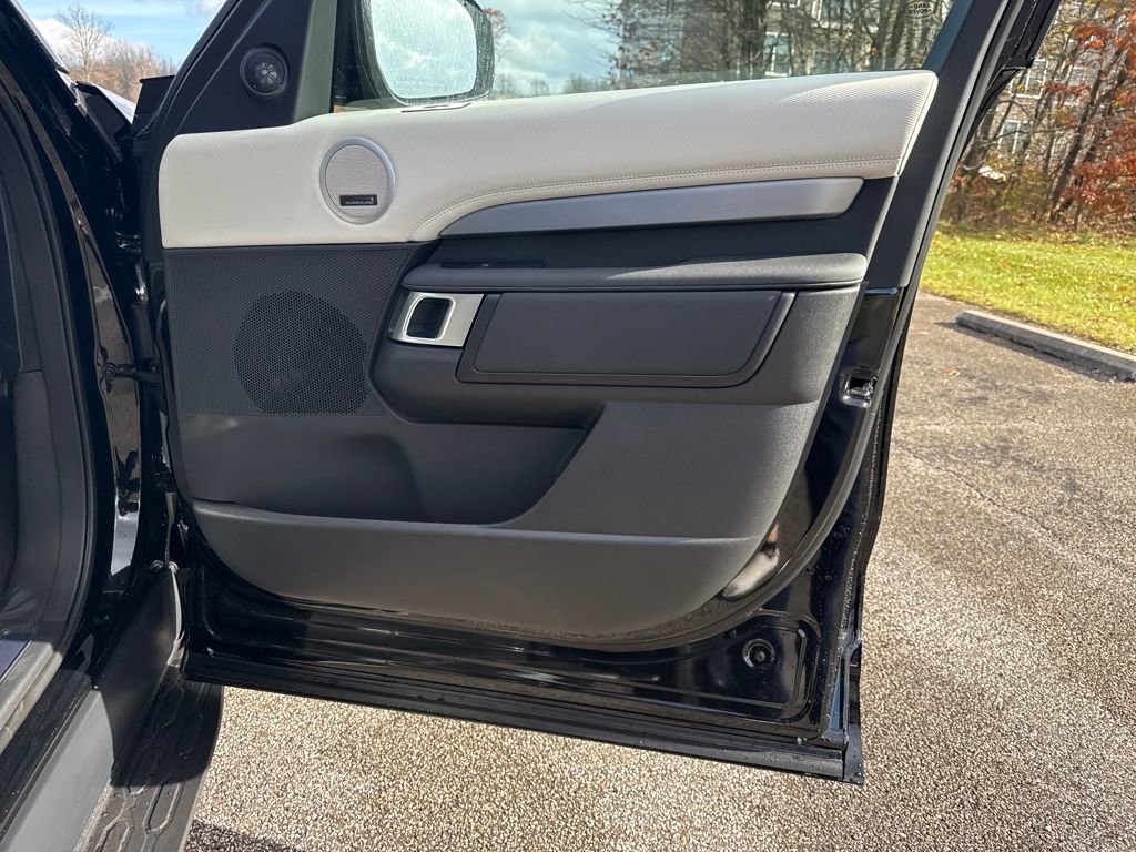 New 2026 Land Rover Discovery Limited Edition image 15