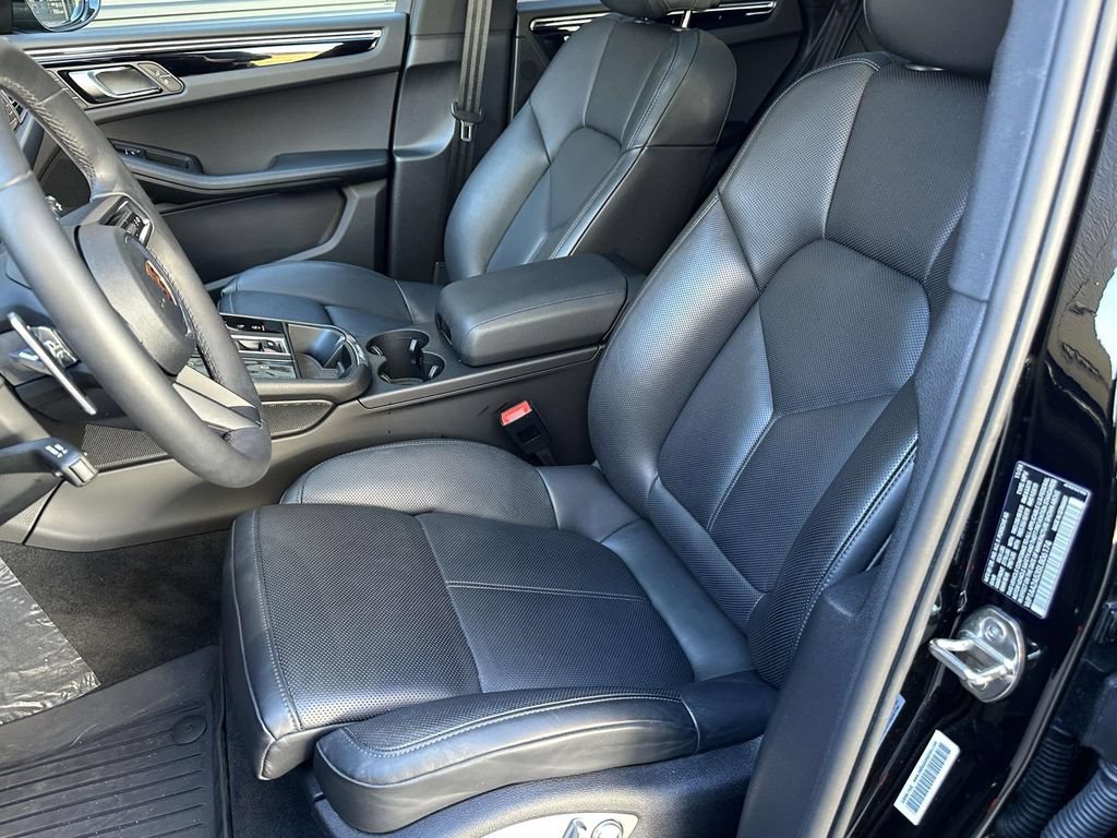 Certified 2025 Porsche Macan AWD/4WD image 5