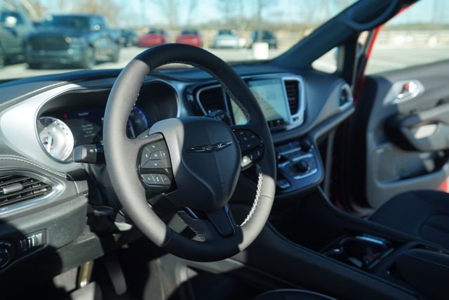 New 2026 Chrysler Pacifica Limited w/ Uconnect Theater Family Group image 28