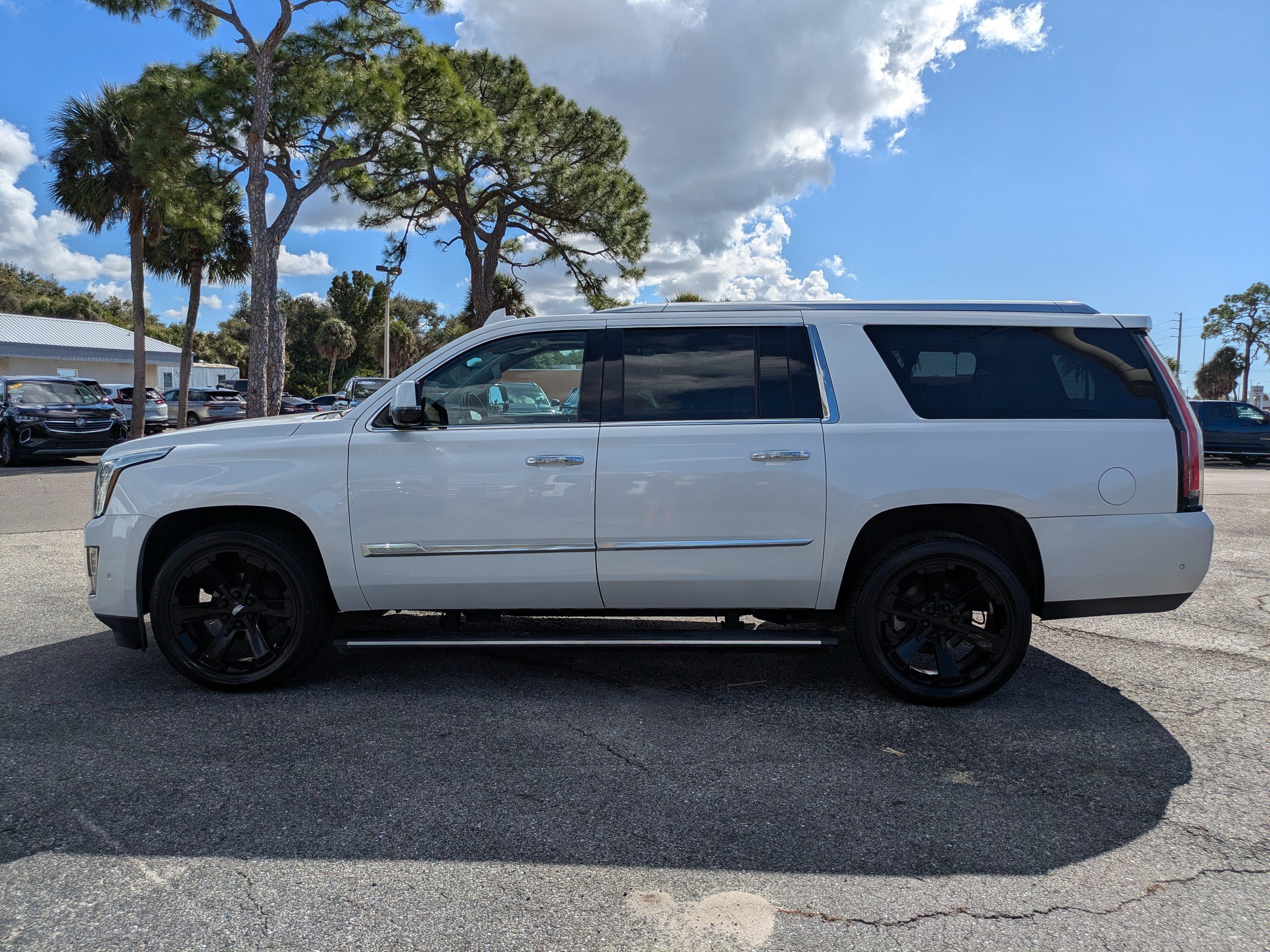 Used 2020 Cadillac Escalade ESV Premium Luxury AWD/4WD image 7