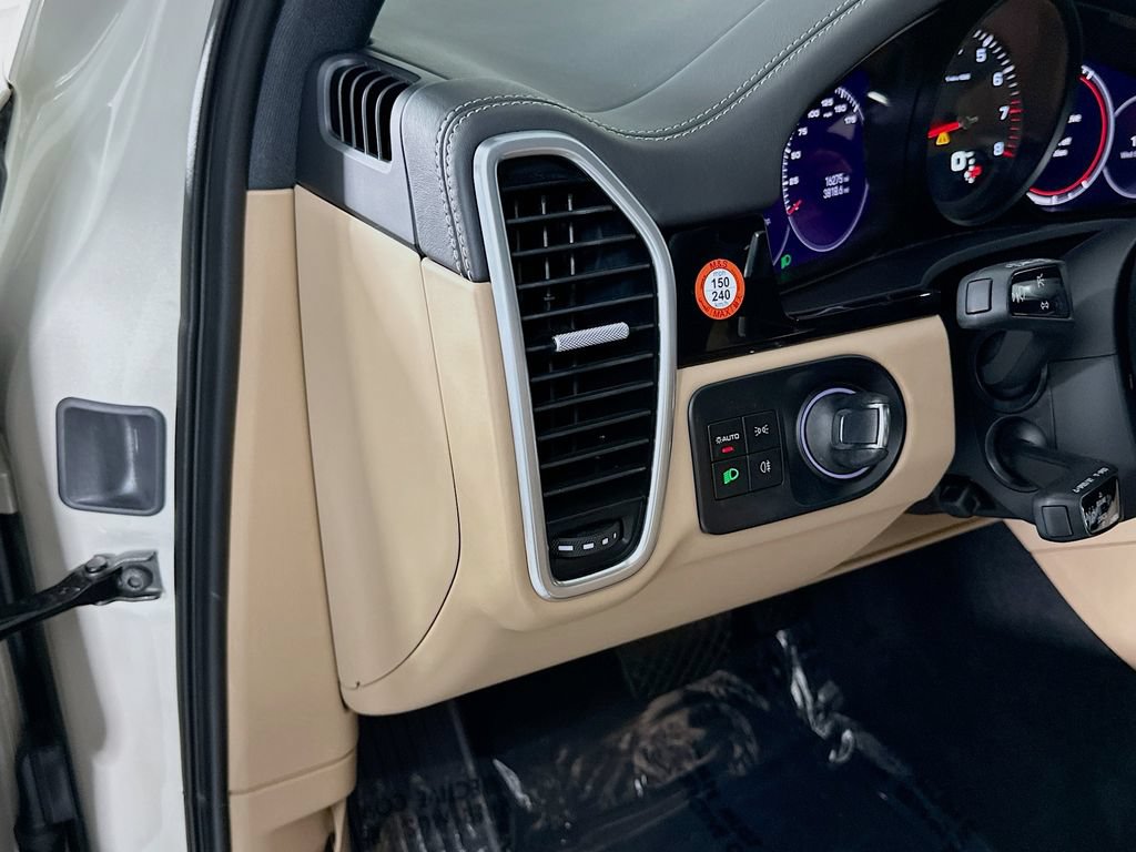 Certified 2023 Porsche Cayenne AWD/4WD image 11