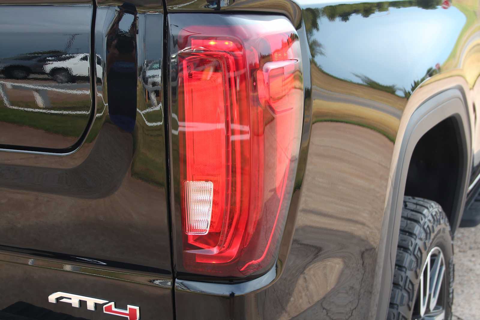 Used 2024 GMC Sierra 1500 AT4 w/ AT4 Premium Package AWD/4WD image 15