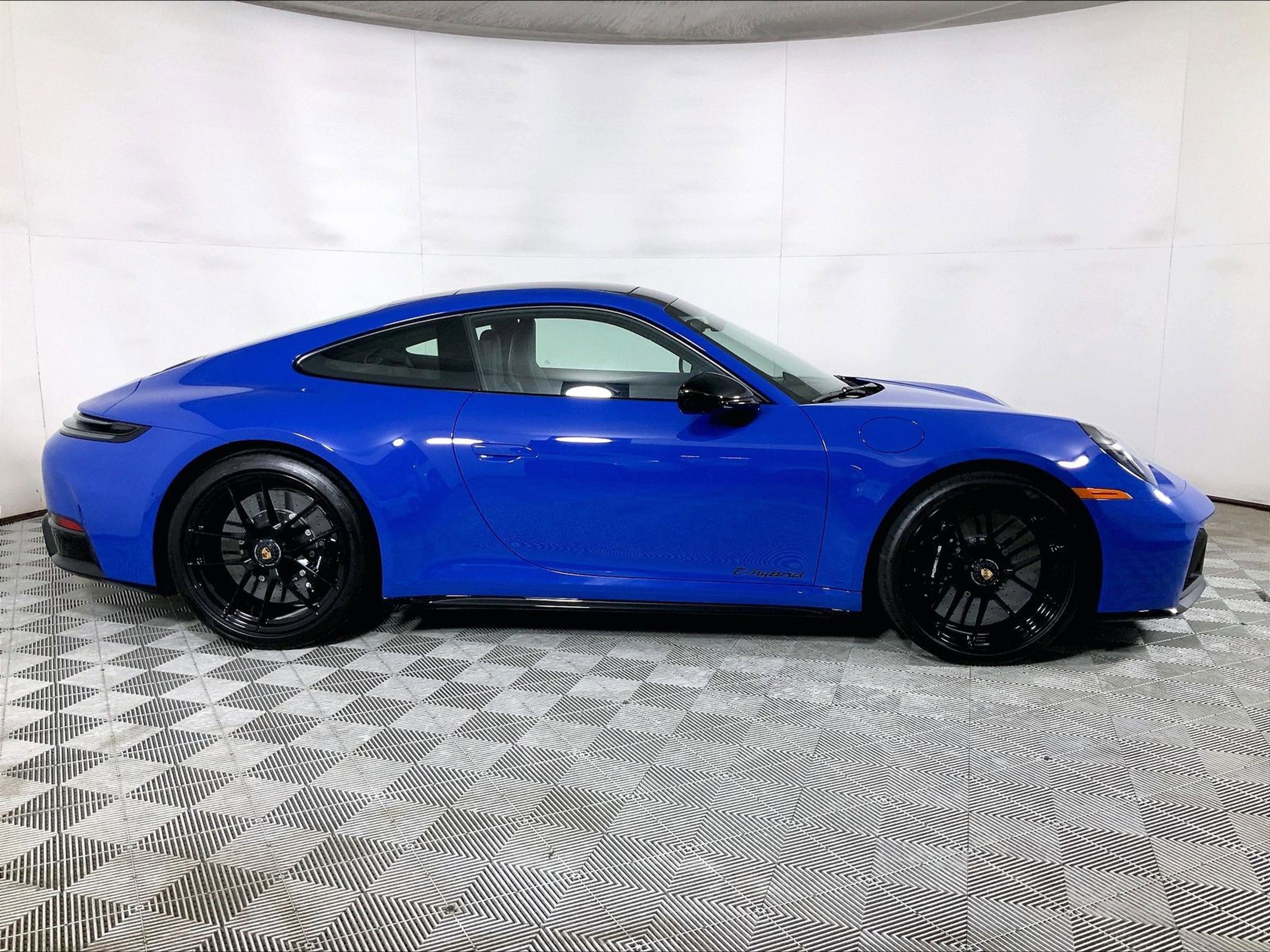 Used 2025 Porsche 911 Carrera 4 GTS AWD/4WD image 8