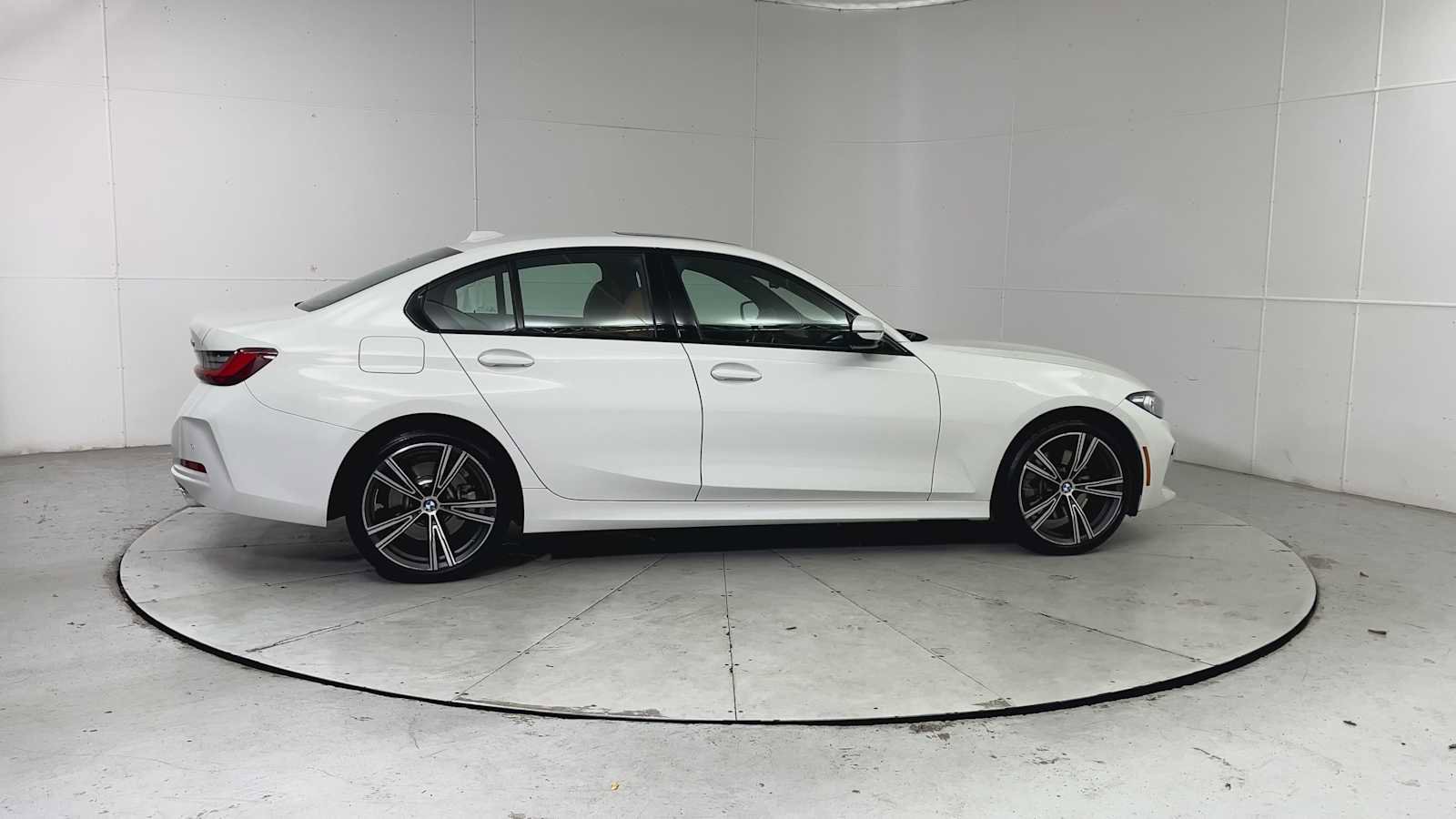 Used 2023 BMW 330i xDrive Sedan w/ Premium Package image 9