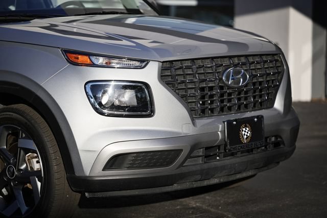 Used 2025 Hyundai Venue SEL FWD image 2