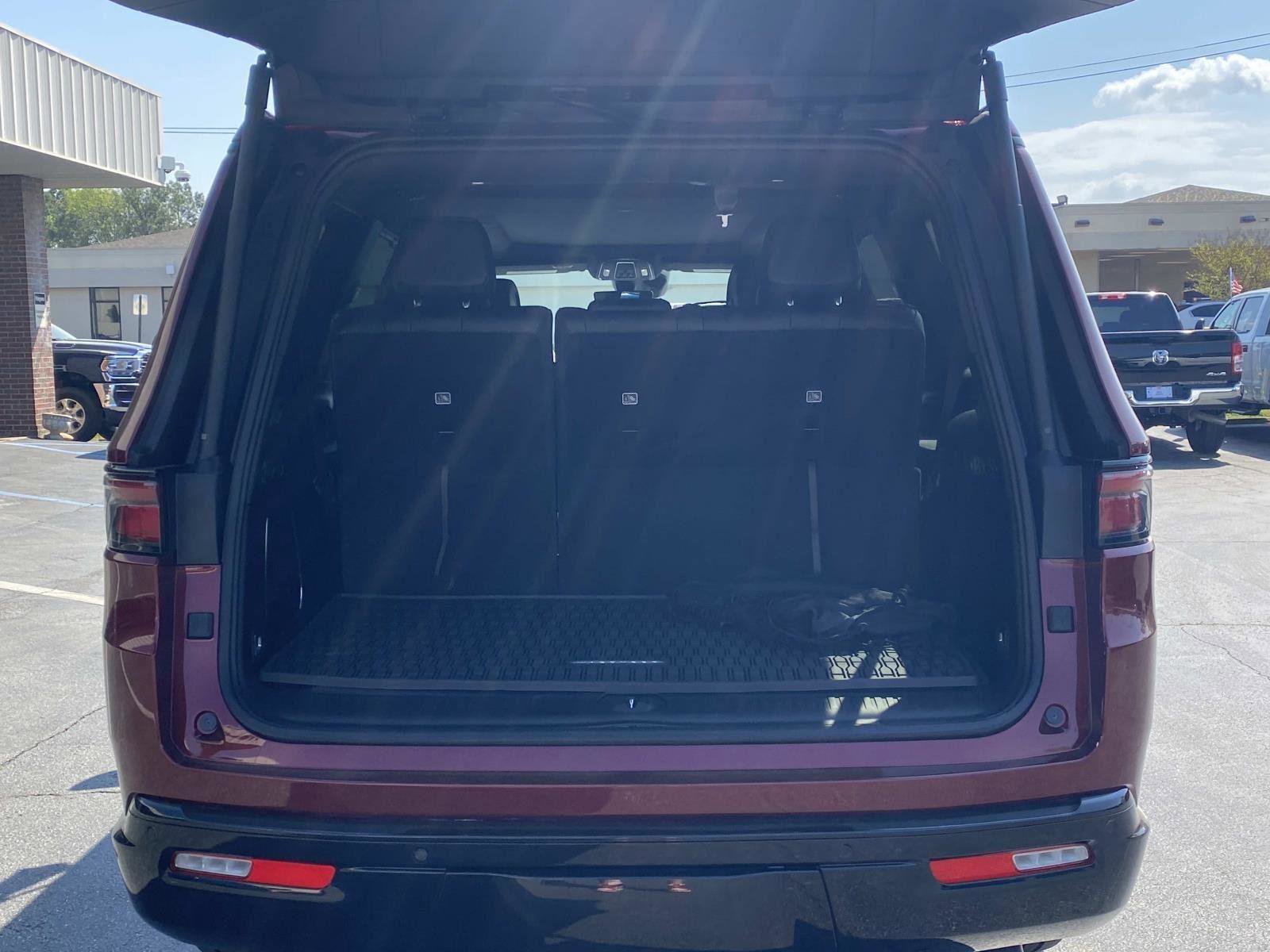 Certified 2024 Jeep Wagoneer Series II w/ Convenience Group I image 5