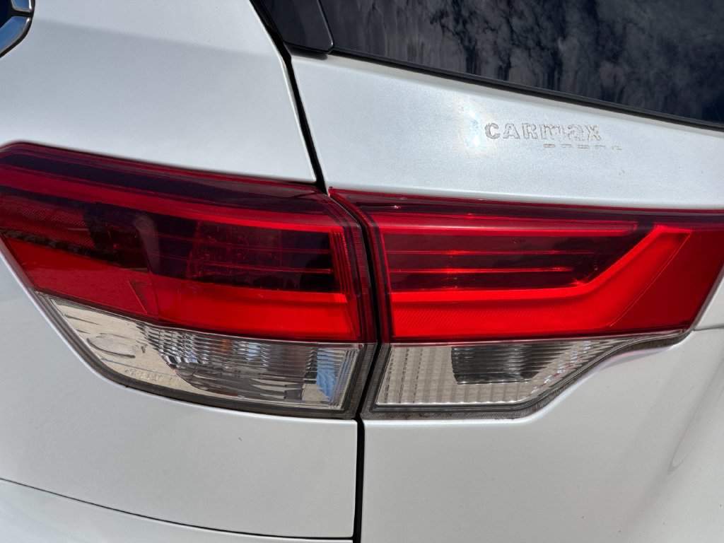 Used 2018 Toyota Highlander Plus FWD image 27