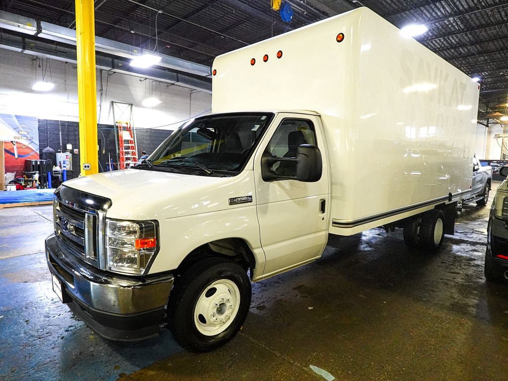 Used 2022 Ford E-450 and Econoline 450 Super Duty w/ Power Windows & Locks Group RWD image 3
