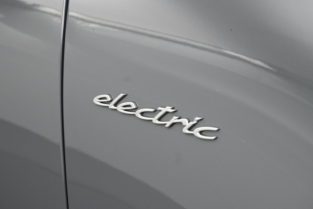 Certified 2025 Porsche Macan Electric RWD image 30