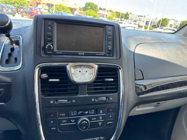 Used 2014 Chrysler Town & Country Touring FWD image 15