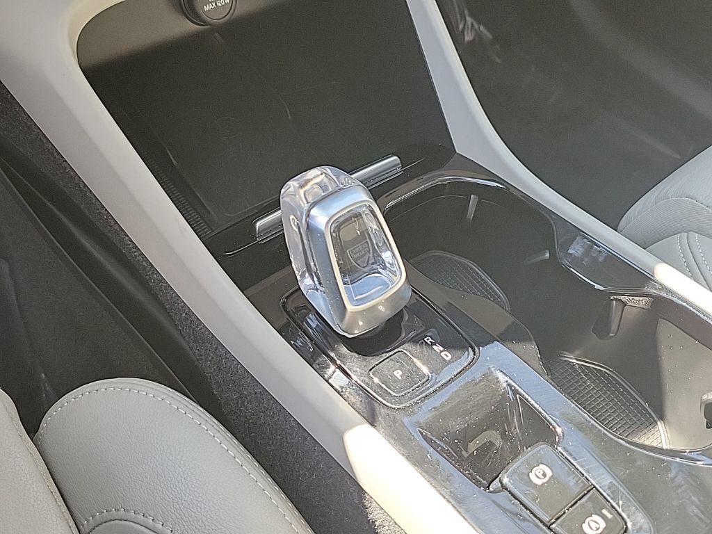 Used 2025 Volvo XC40 B5 Ultra image 22