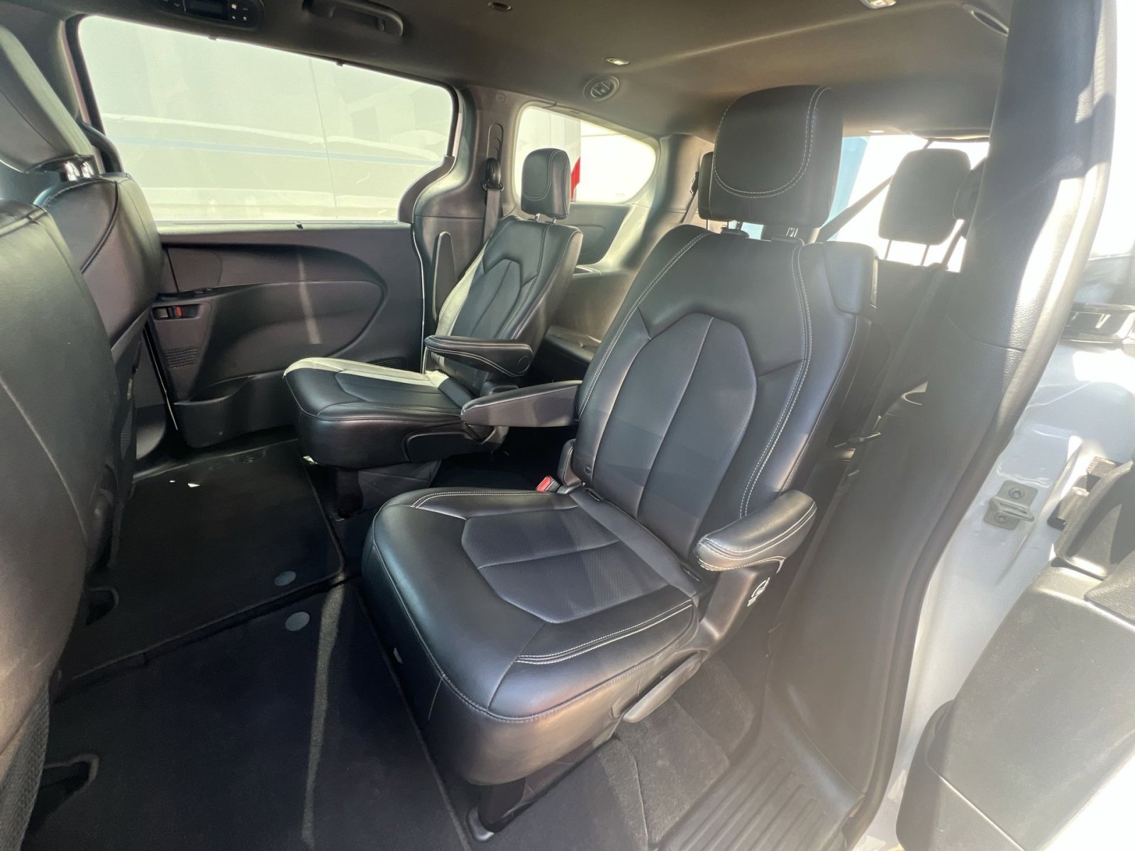 Used 2025 Chrysler Pacifica Select FWD image 32
