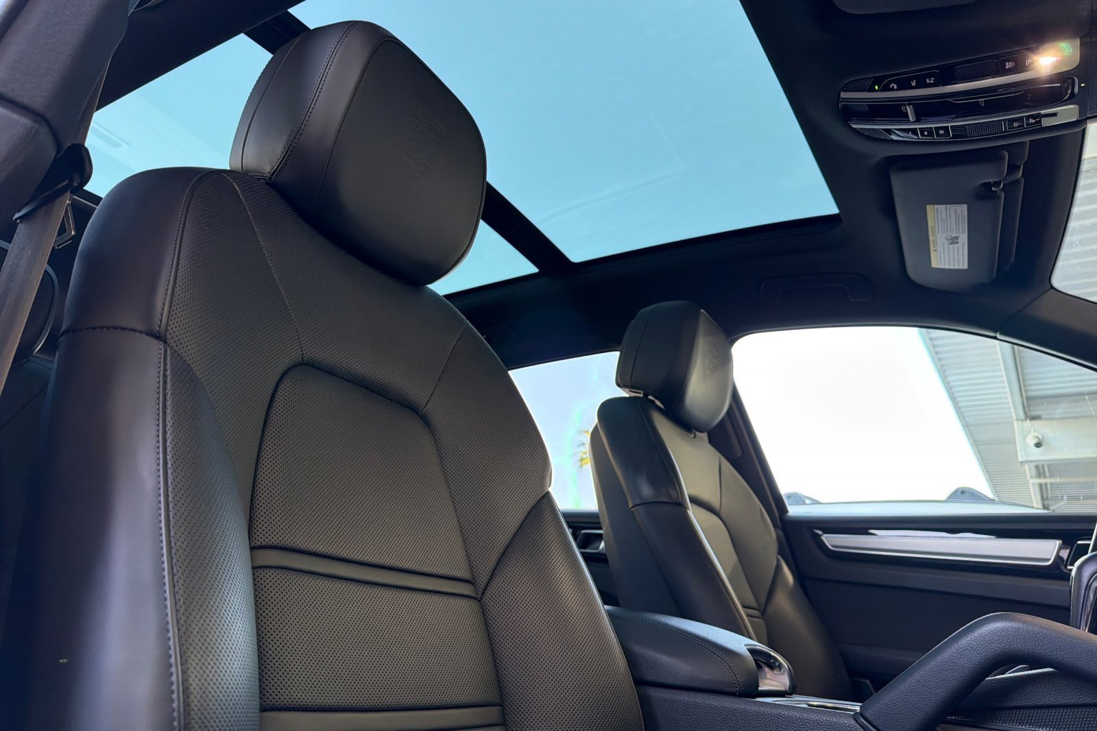 Used 2023 Porsche Cayenne Platinum Edition image 16