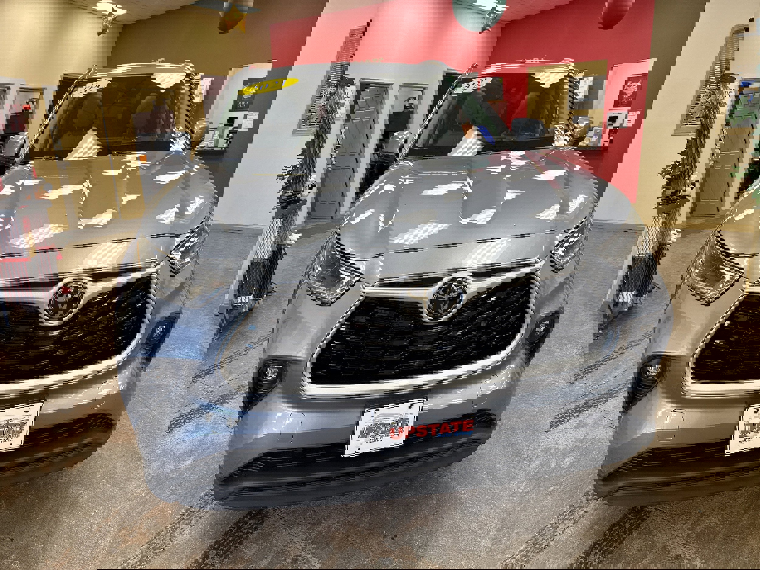 Used 2021 Toyota Highlander XLE image 2