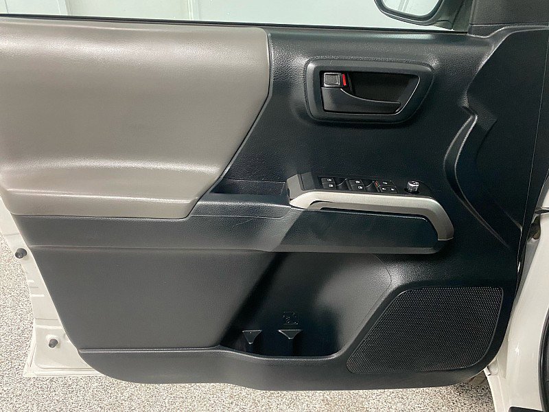 Used 2016 Toyota Tacoma SR5 w/ SR5 Appearance Package (SN) RWD image 10