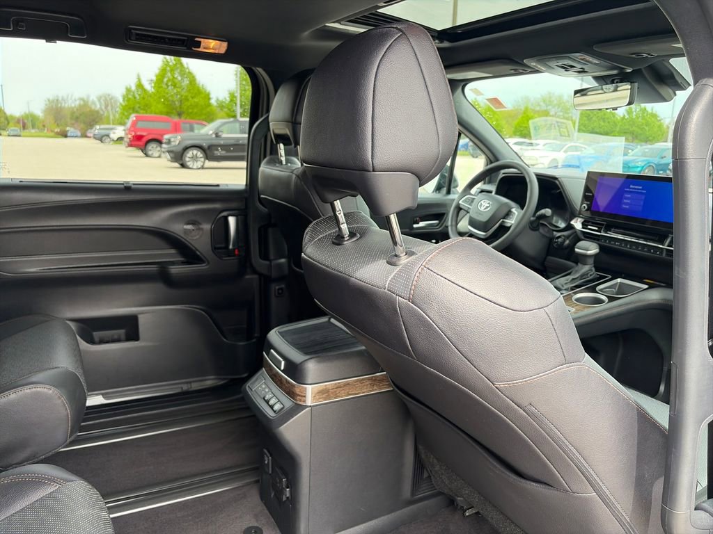 Used 2025 Toyota Sienna Platinum AWD/4WD image 33