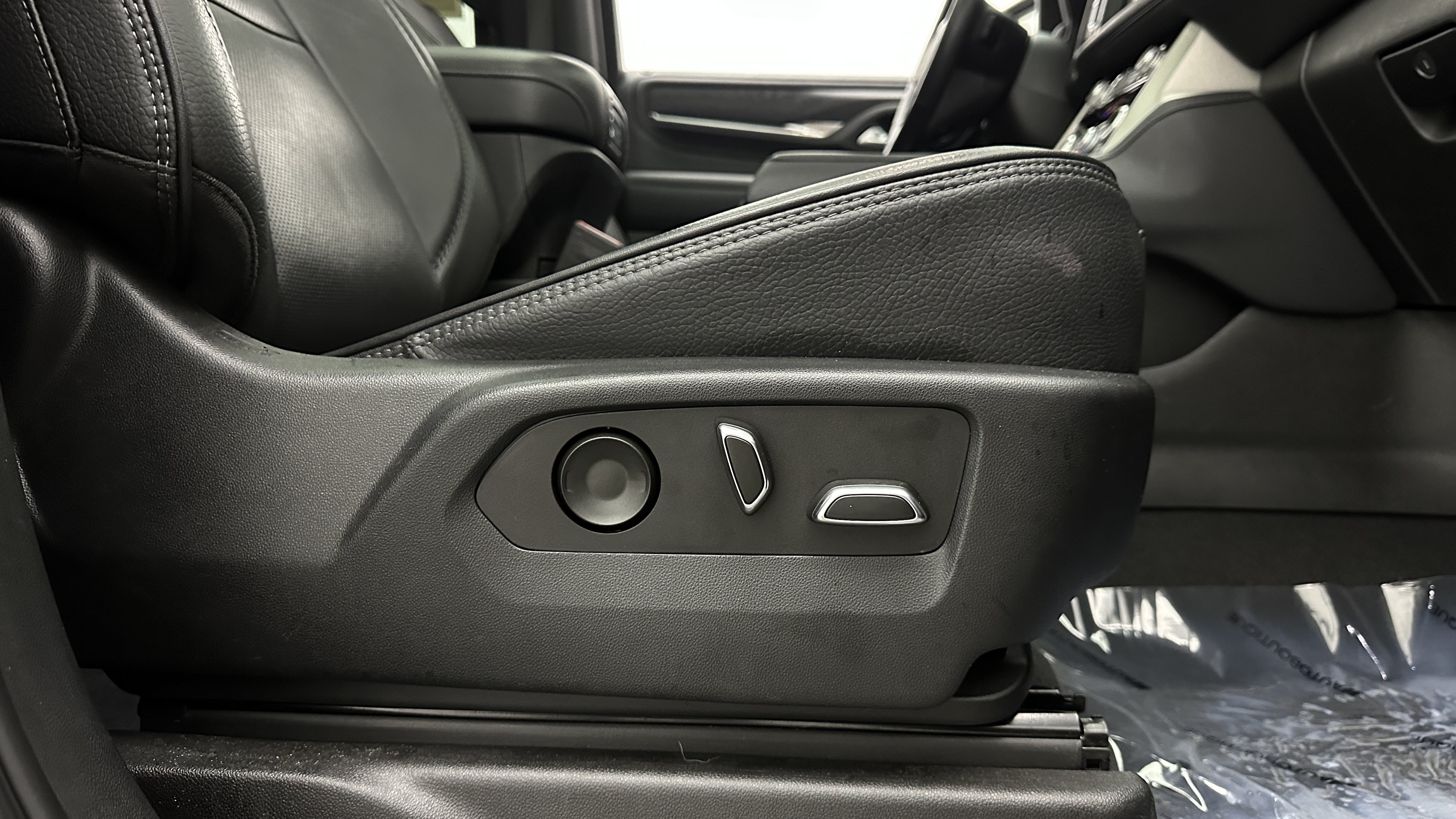 Used 2022 GMC Yukon Denali RWD image 42