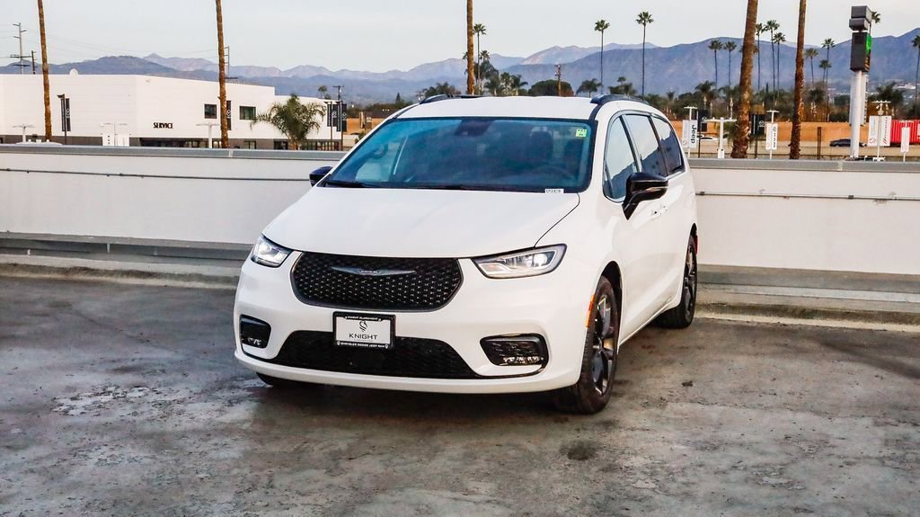 New 2026 Chrysler Pacifica Select w/ S Appearance Package image 4