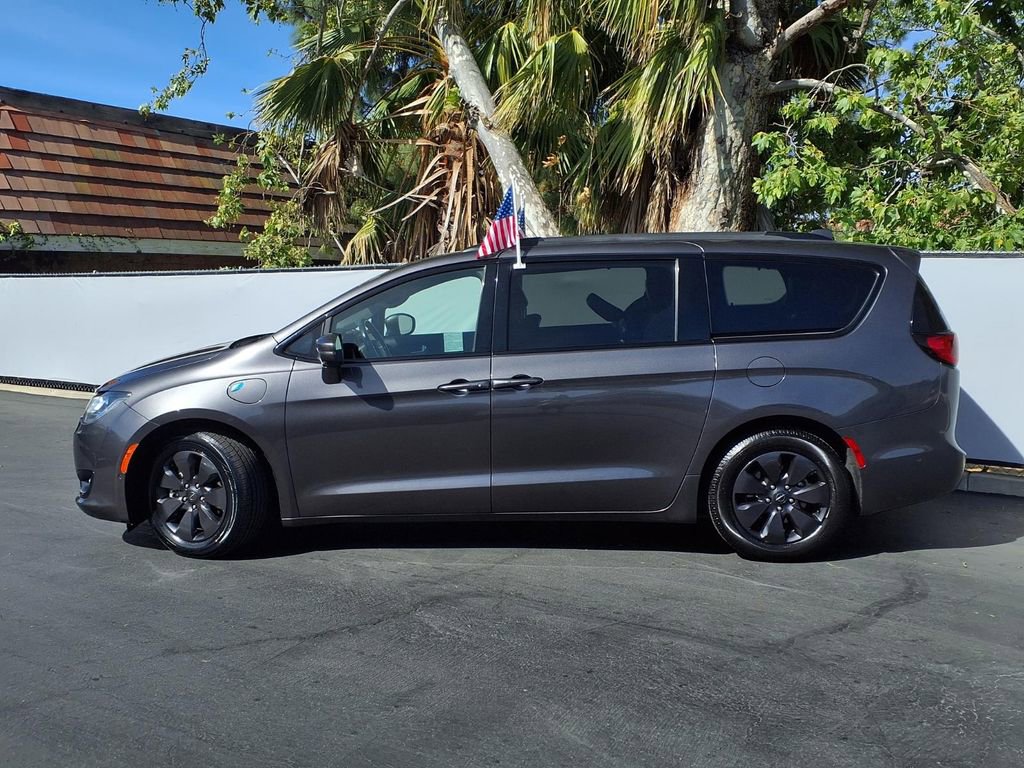Used 2020 Chrysler Pacifica Limited image 3
