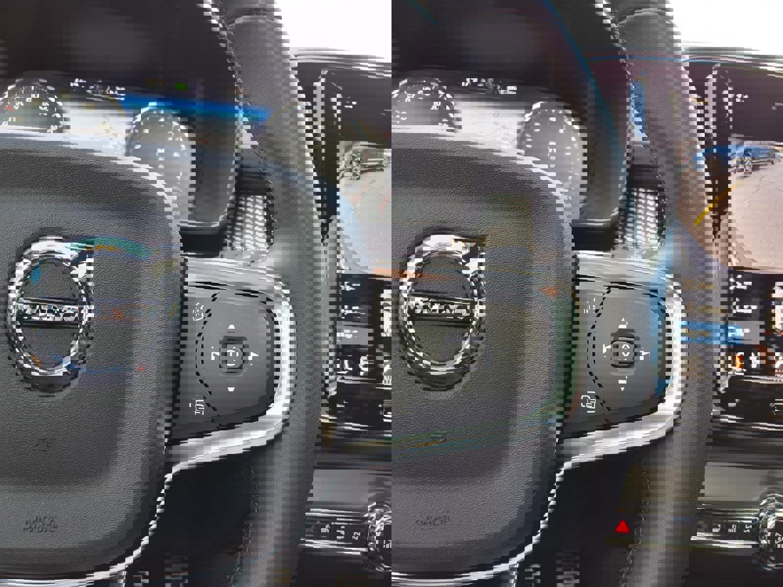 Used 2022 Volvo XC40 T5 R-Design w/ Advanced Package image 30