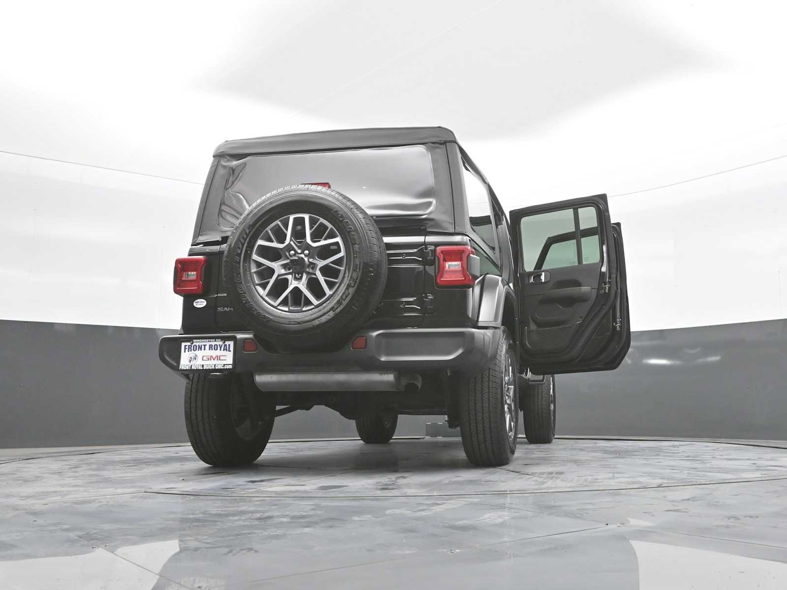 Used 2025 Jeep Wrangler Unlimited Sahara AWD/4WD image 45